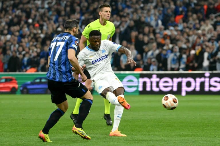 Chancel Mbemba (C) fires in Marseille's equaliser against <a class="link " href="https://sports.yahoo.com/soccer/teams/atalanta/" data-i13n="sec:content-canvas;subsec:anchor_text;elm:context_link" data-ylk="slk:Atalanta;sec:content-canvas;subsec:anchor_text;elm:context_link;itc:0">Atalanta</a> (CHRISTOPHE SIMON)