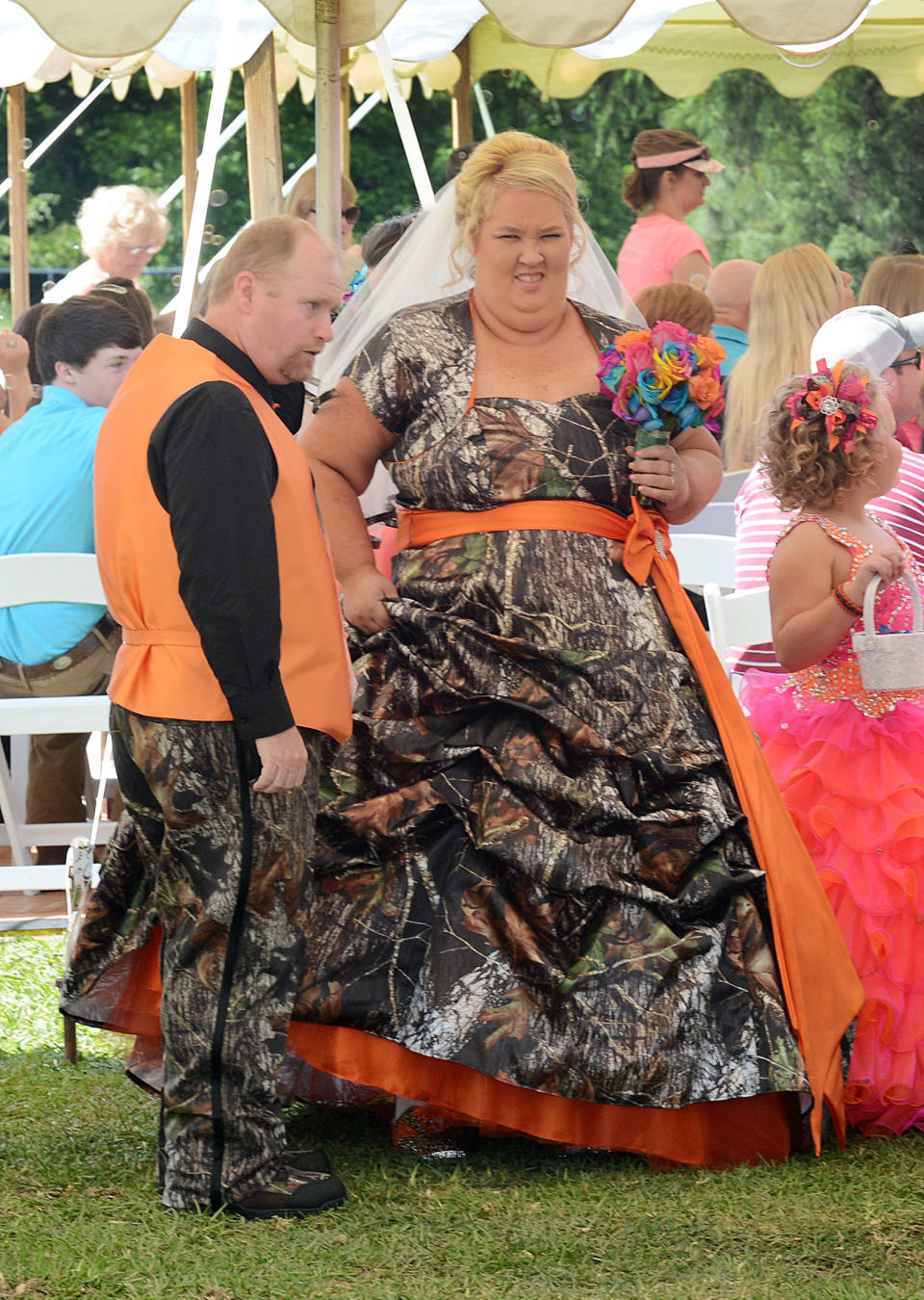 Den krönenden Abschluss in Sachen schreckliche Hochzeitskleider macht Mama June aus der Reality-TV-Serie "Hier kommt Honey Boo Boo". Statt in Weiß heiratete die vierfache Mutter in einem Kleid mit Baumstamm-Print. Ihr Göttergatte Sugar Bear trug die passende Anzughose dazu. Liebe kann offenbar doch Bäume versetzen …