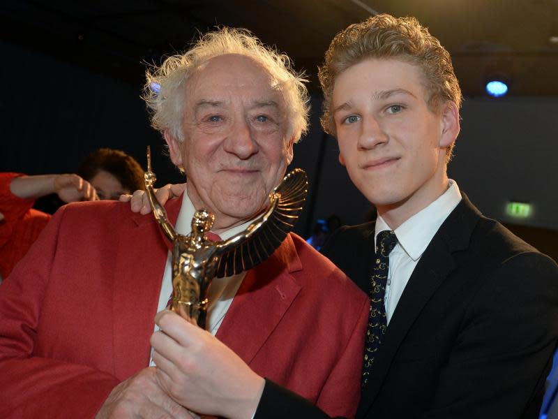 Dieter Hallervorden (l) kam mit seinem Sohn Johannes. Foto: Britta Pedersen