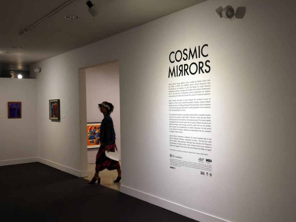 El martes 6 de junio de 2023, un amante del arte pasa revista a la recién inaugurada exposición de arte haitiano "Cosmic Mirrors" en NSU Art Museum en Fort Lauderdale, Florida. Carl Juste cjuste@miamiherald.com