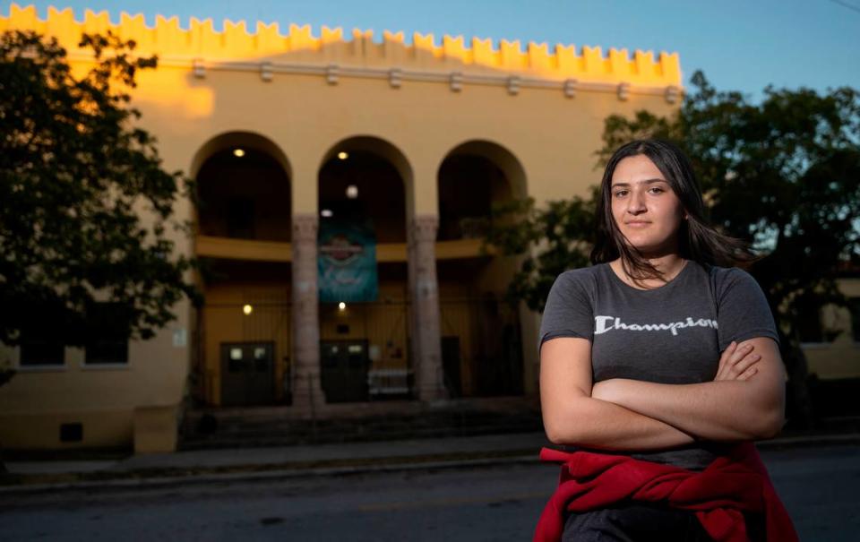 La estudiante de segundo año de Miami Senior High School, Amor Rodríguez, de 15 años, fue fotografiada afuera del gimnasio de su escuela el viernes 3 de febrero de 2023, en Miami, la Florida. Rodríguez está en el equipo de flag football de su escuela.