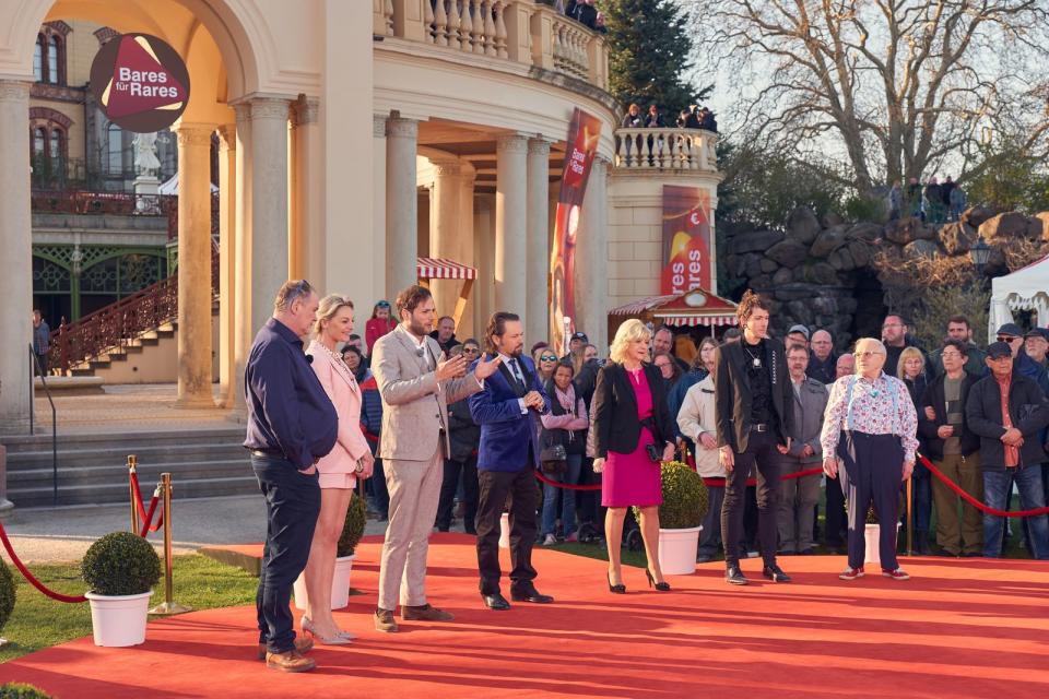 Die Hochzeitshostie von Adam und Eva, ein Holzboot, ein prominenter Besuch - zur Primetime-Ausgabe von "Bares für Rares" fuhr Trödel-Spezialist Horst Lichter wieder Kuriositäten im großen Stil auf. Doch eine begeisterte die Händler ganz besonders ...