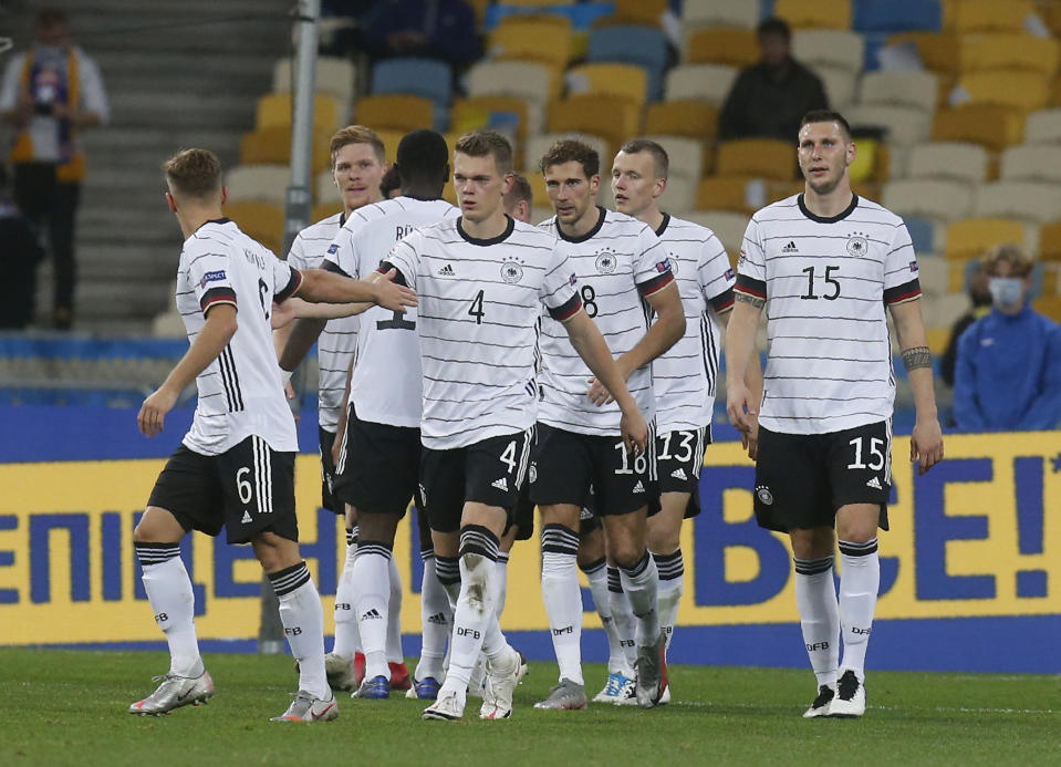 Los jugadores de la selección alemana festejan el tanto de Leon Goretzka ante Ucrania, en la Liga de Naciones, el sábado 10 de octubre de 2020, en Kiev (AP Foto/Efrem Lukatsky)