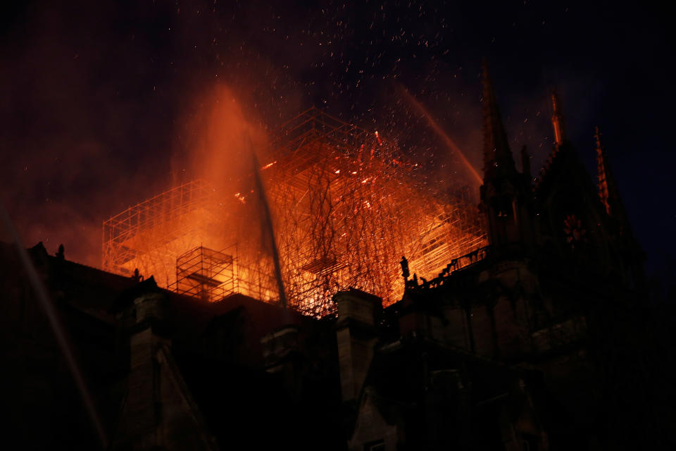 El fuego devora la catedral de Notre Dame de París