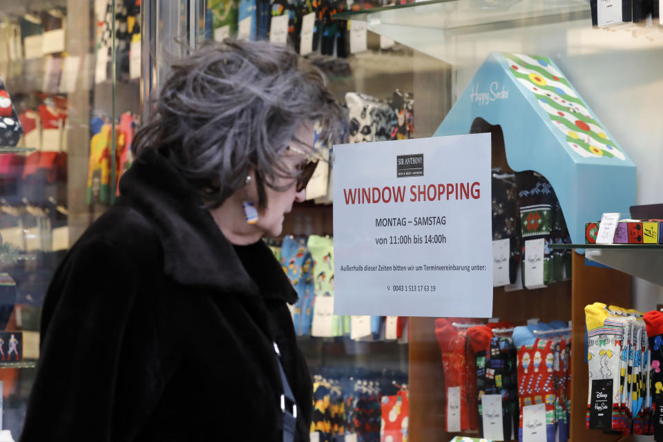 Due to the lockdown, shops and restaurants are all closed and a person does ‚Window Shopping' in Vienna, Austria, Tuesday, Nov. 30, 2021. (AP Photo/Lisa Leutner)