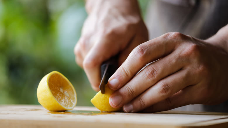 Cutting lemons 