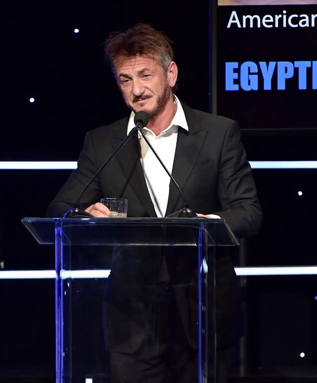 <p>Sean Penn est, lui aussi, particulièrement engagé… Il passe d’ailleurs beaucoup de temps sur le terrain pour faire de l’humanitaire. Il a notamment fondé une ONG qui vient en aide aux habitants d’Haïti et qui milite pour la reforestation du pays. “Nous devons tous changer nos modes de vie si nous aimons nos enfants, ou sinon ils vivront dans un monde diminué par rapport au nôtre”, déclarait-il lors de la COP 21 en France en 2015. Crédit photo : AFP </p>