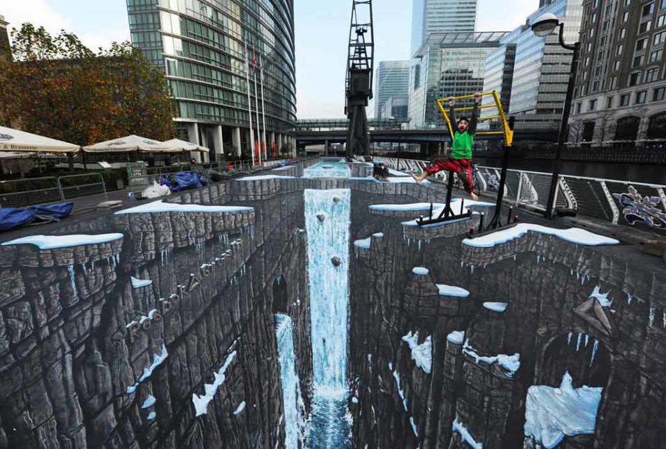The largest 3D painting measures 1160.45m² and was created by Joe Hill of 3D Joe and Max, in partnership with Reebok Crossfit, at West India Quay, London, to celebrate Guinness World Records Day 2011. Photo: GWR