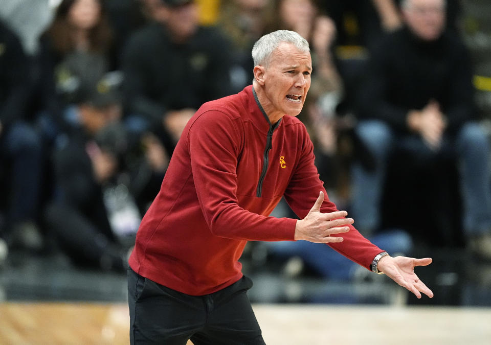 Southern California head coach Andy Enfield argues for a call in the first half of an NCAA college basketball game against Colorado, Saturday, Jan. 13, 2024, in Boulder, Colo. (AP Photo/David Zalubowski)