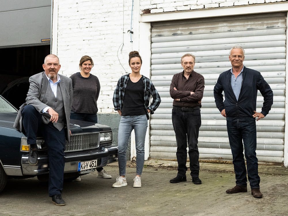 "Tatort: Spur des Blutes“ (v.l.): Dietmar Bär als Kommissar Freddy Schenk, Tini Tüllmann (Regie), Tinka Fürst als KTUlerin Natalie Förster, Josef Hader als Frank Baumgartner und Klaus J. Behrendt als Max Ballauf. (Bild: WDR/Bavaria Fiction GmbH/Martin Valentin Menke)