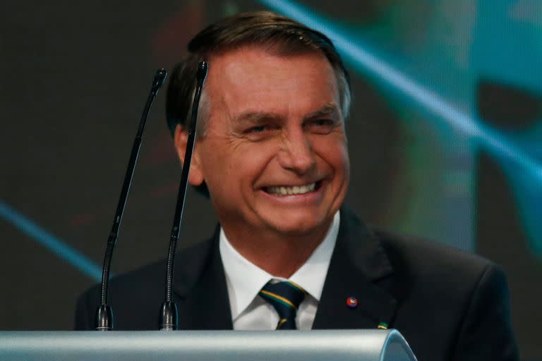 El presidente brasileño y candidato a la reelección, Jair Bolsonaro, gesticula durante el debate presidencial de cara a las elecciones generales del 2 de octubre, en la cadena de televisión SBT en Sao Paulo, Brasil, el 24 de septiembre de 2022.