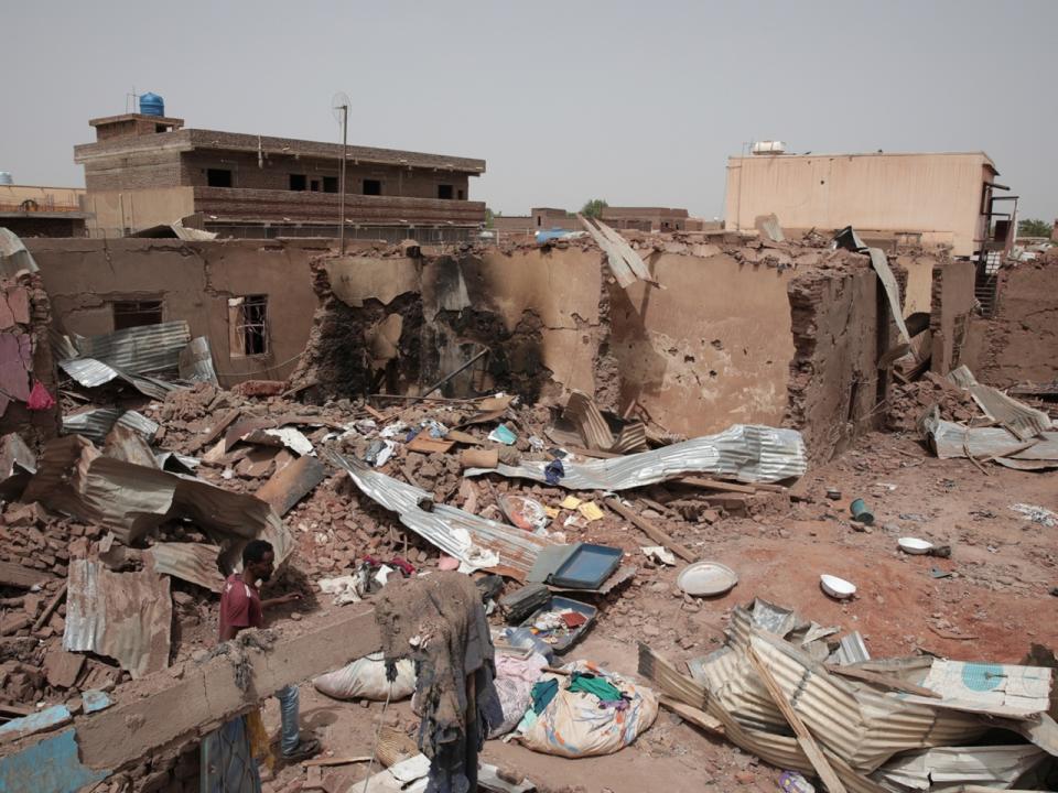 蘇丹武裝部隊與快速支援部隊交火近半個月，圖為喀土穆一間受損房屋。（美聯社資料圖片）