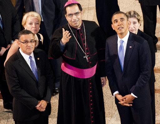 El presidente de El Salvador Mauricio Funes (I) acompaña al presidente estadounidense Barack Obama (D) en una gira por la Catedral Metropolitana de San Salvador junto al Arzobispo José Luis Escobar Alas (C), en San Salvador, el 22 de marzo de 2011. (AFP | Jim Watson)