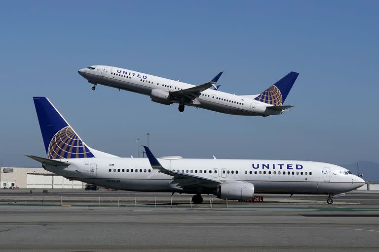 Fotografía de archivo del 15 de octubre de 2020 de un avión de United Airlines despegando mientras otro de la misma aerolínea está en la pista del aeropuerto internacional de San Francisco. (AP Foto/Jeff Chiu, Archivo)