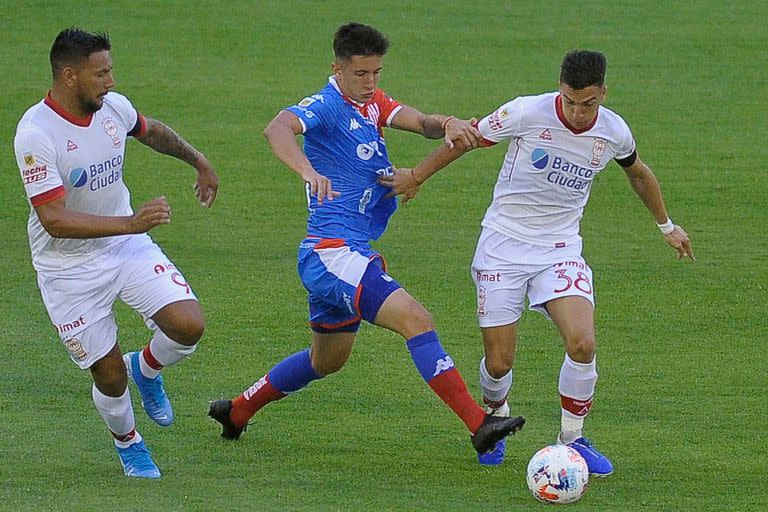 Escena del partido que disputan Huracán y Unión de Santa Fe.