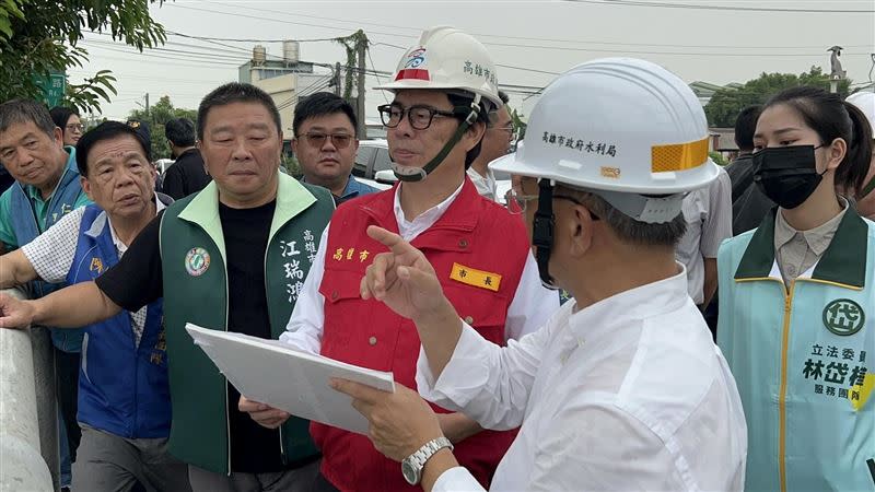 颱風山陀兒逼近，陳其邁今上午到三民、岡山等地區視察防颱整備工作。（圖／翻攝自陳其邁臉書）