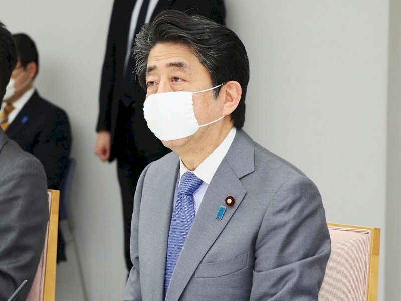 日本首相安倍晉三曾於去年疫情期間製作布口罩發送給全民，但因尺寸太小且品質不佳而未獲民眾青睞，至今仍有大批庫存。圖為安倍當時戴著這批布口罩。(圖：安倍晉三臉書)