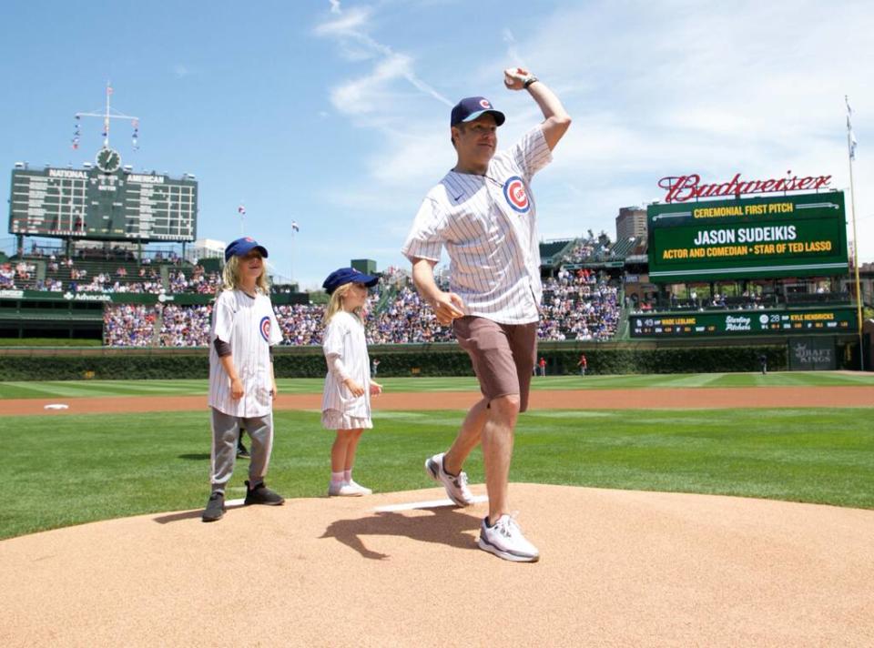 Jason Sudeikis, Chicago Cubs, first pitch