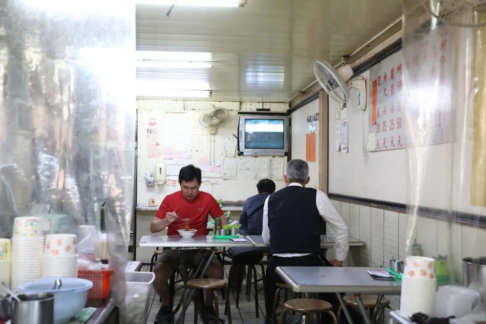 建國南路臭豆腐的用餐空間簡單明亮。