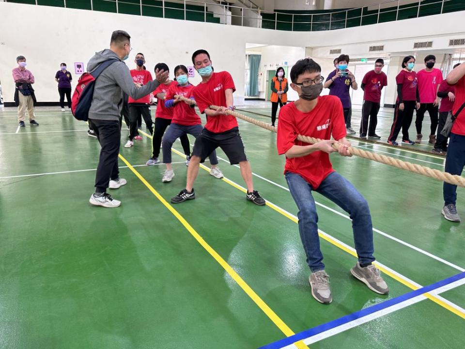 台南市扶輪盃身心障礙者拔河比賽，十八日上午在安平國中安平館進行。（記者陳銀全攝）