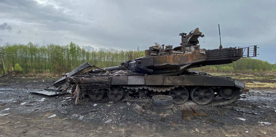 Ein russischer Panzer, der von ukrainischen Streitkräften zerstört wurde. - Copyright: REUTERS/Vitalii Hnidyi