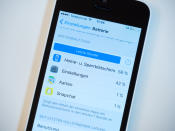 Traurig, aber wahr: Einige Apps erweisen sich als wahre Akkufresser. Ebenfalls unter den Batterie-Einstellungen kann dem jedoch ein Ende gesetzt werden. Dort sind nicht nur alle installierten Apps aufgelistet, sondern es wird auch gezeigt, wie viel Prozent Ladekapazität sie verbrauchen. Vor allem Facebook zählt mit zu den Spitzenreitern. Die Alternative: App deinstallieren und die Social-Media-Plattform über den Browser verwenden.