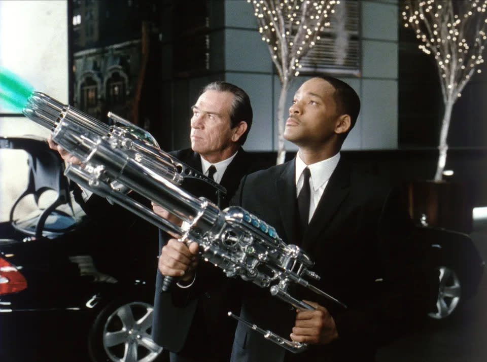 Will Smith und Tommy Lee Jones in Men in Black II. Der dritte Film der Reihe soll ihm satte 100 Millionen US-Dollar (umgerechnet etwa 91,78 Mio. Euro) eingebracht haben (Alamy)