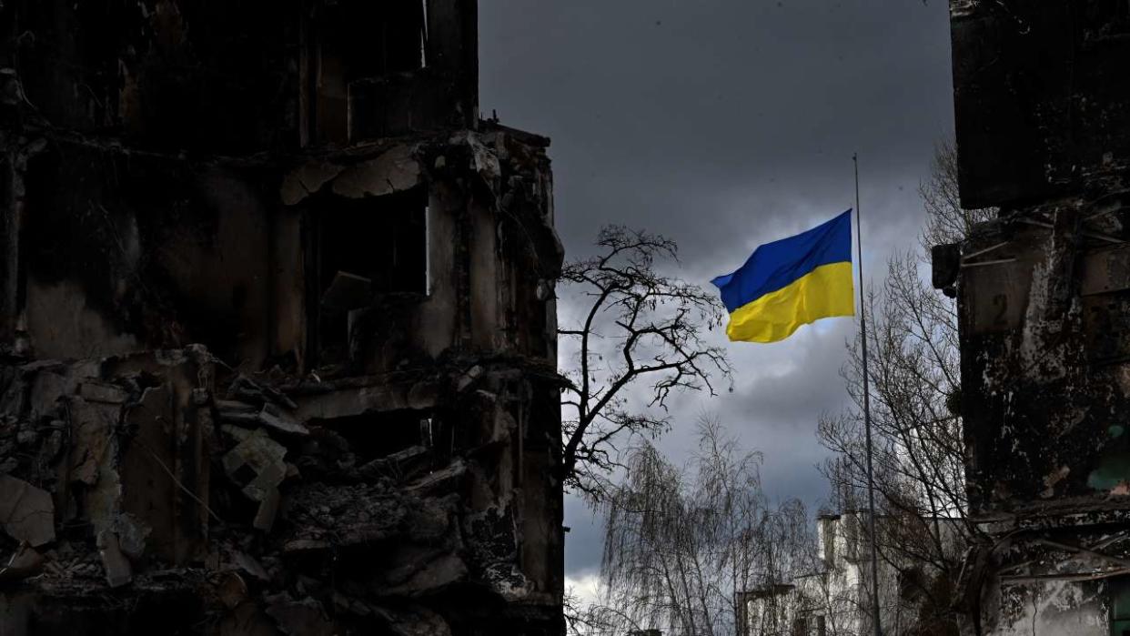 Un drapeau ukrainien flotte entre des bâtiments détruits lors d’un bombardement à Borodianka, dans la région de Kiev, le 17 avril 2022.