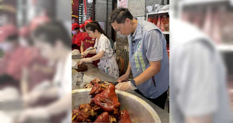 徐富癸日前與「雞排妹」鄭家純一起到屏東豬腳名店擔任一日店員，徐富癸說，豬腳沾特色蒜蓉醬，過年再搭配麵線食用更有長壽之意。（圖／翻攝自鄭家純臉書）