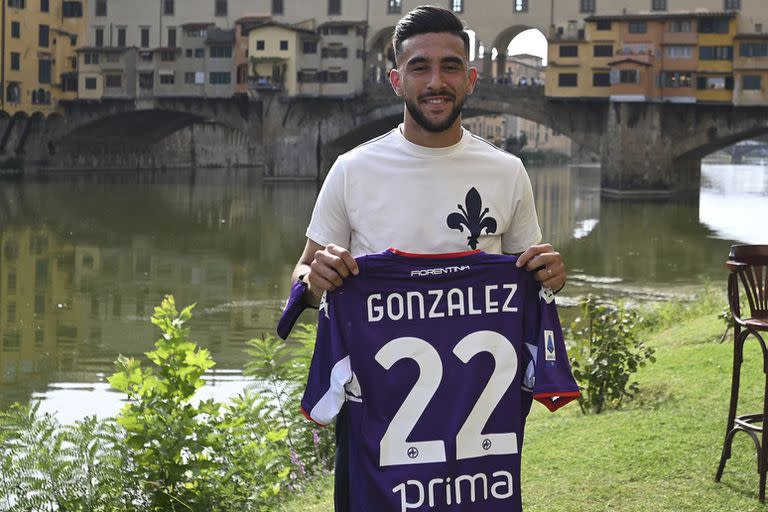 Nicolás González con la 22 de Fiorentina y un fondo soñado: el río Arco y el Ponte Vecchio; después de la Copa América llegó al club que adora a Batistuta