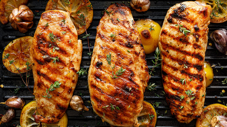 Grilled chicken with lemons