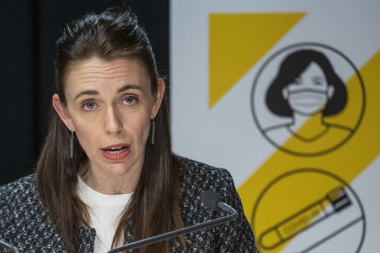 La primera ministra de Nueva Zelanda, Jacinta Ardern, recnoció esta semana que no podrá combatir por completo el coronavirus, pero apela a duras medidas para intentar controlar la dispersión de la enfermedad (Mark Mitchell/AP)