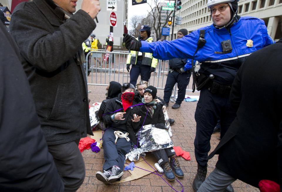 <p>Algunos grupos de jóvenes anarquistas eligieron realizar cadenas humanas para bloquear las entradas al evento de toma de posesión del presidente electo Trump, aunque no se ha informado de altercados graves. AP Photo/Jose Luis Magana </p>