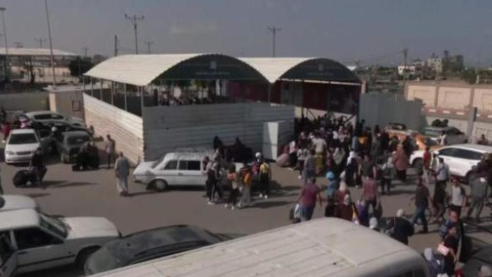 埃及和加薩間的拉法關口（Rafah border crossing）今（1）日開啟，供外國公民撤離。（圖／翻攝自《BBC》)