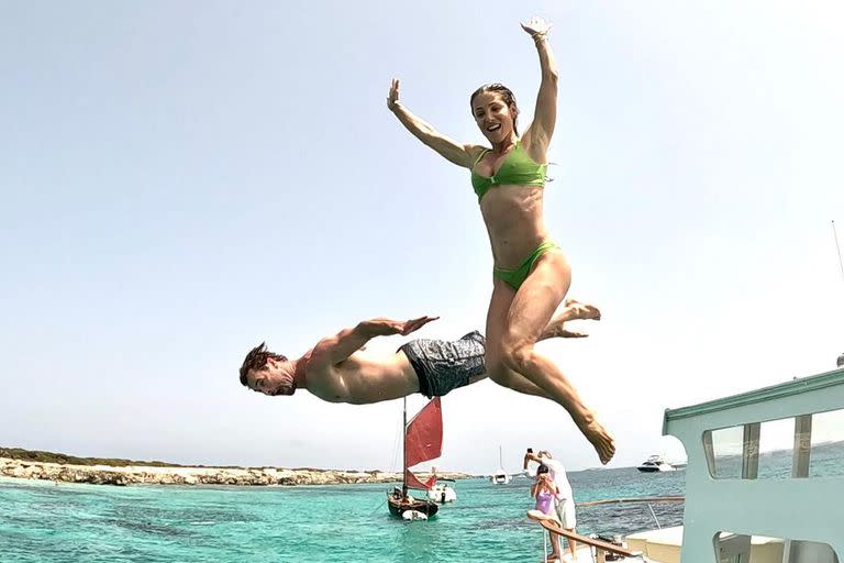 Hemsworth y Pataky demostraron sus habilidades de nado adentrándose en aguas españolas