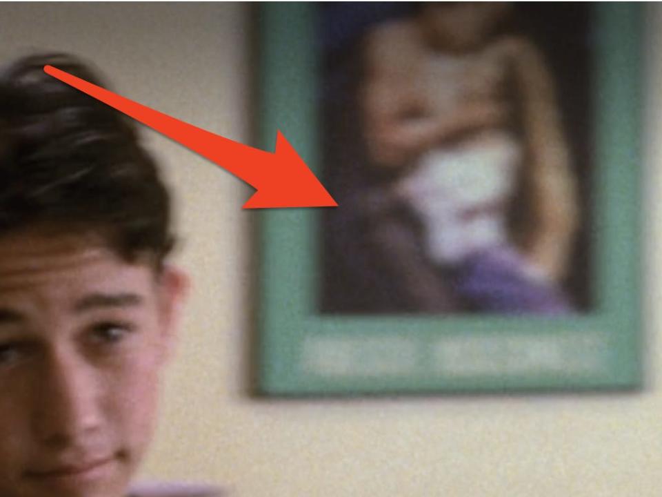 arrow pointing at poster on wall in 10 things i hate about you