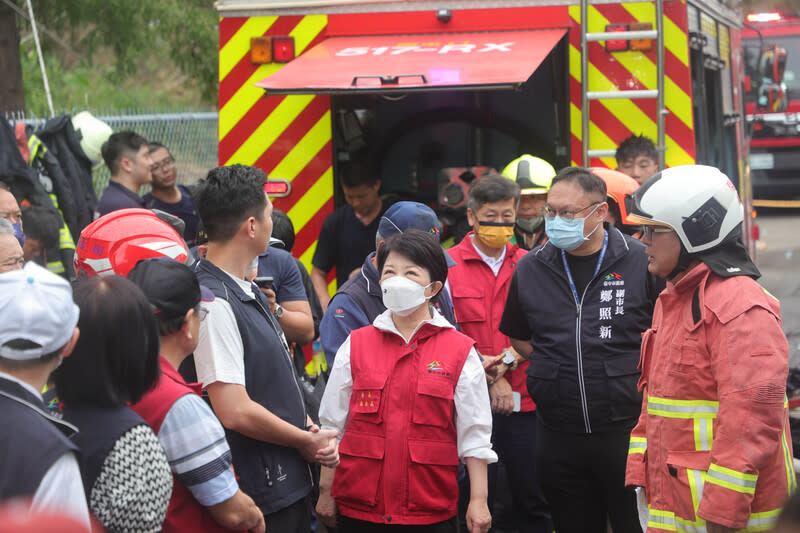 台中工廠大火釀3死  盧秀燕赴火場了解狀況 台中市西屯區一處鐵皮工廠2日發生火警造成3死1 傷，市長盧秀燕（中）上午主持災害應變中心會議結 束後，隨即前往火警現場了解狀況。 中央社記者郝雪卿攝  113年10月2日 