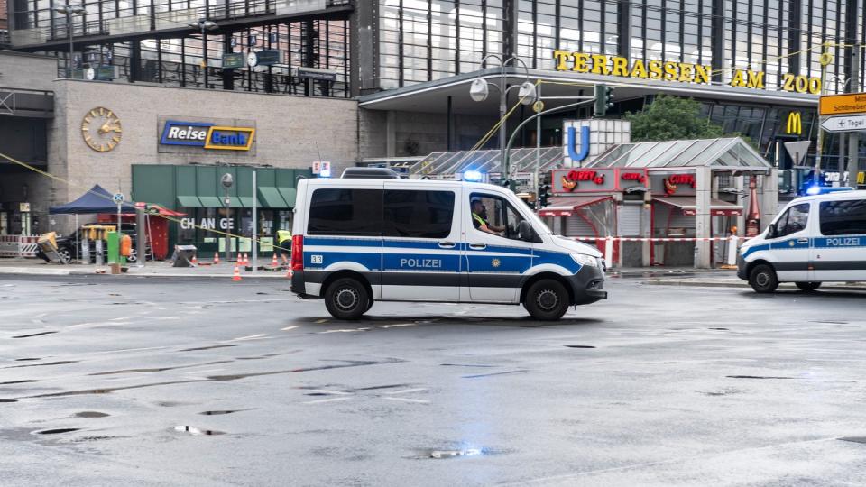 Nach ersten Erkenntnissen der Polizei verlor der Fahrer beim Abbiegen die Gewalt über sein Fahrzeug.