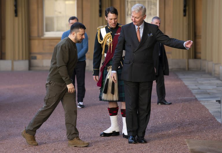 Clive Alderton le da la bienvenida a Volodomir Zelensky, durante una visita en febrero pasado