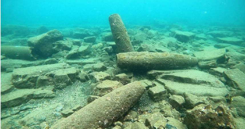 澎湖海洋志工隊日前在望安草嶼進行生態調查時，赫然在水下發現一處「砲彈墳場」，附近海域有大大小小的砲彈大約100多顆。（圖／海洋志工陳盡川提供）