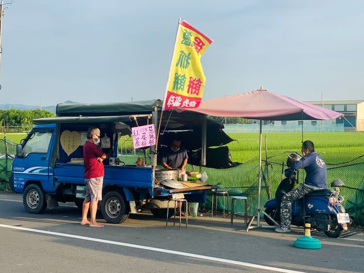 退休老師在柳營小腳腿庄頭賣蔥油餅。王志弘攝