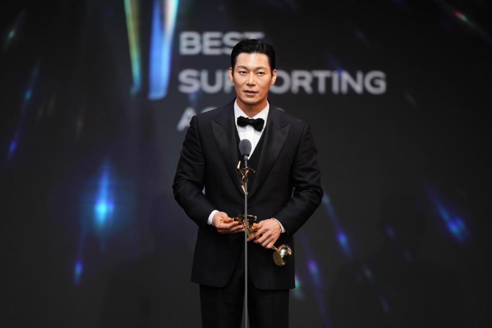 《12.12：首爾之春》朴勳獲得最佳男配角。（圖／翻攝自Asian Film Awards Academy粉絲專頁）