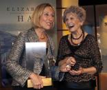 La escritora canadiense Alice Munro obtuvo el Premio Nobel de Literatura por ser una "maestra del cuento contemporáneo", informó el jueves el organismo que entrega este reconocimiento. En la magen, Alice Munroe (D) felicita a la autora Elizabeth Hay tras ganar el Premio Giller, el más prestigioso de la literatura canadiense, por su novela "Late Nights On Air", en una ceremonia en Toronto, en una foto de archivo del 6 de noviembre de 2007. REUTERS/ Mike Cassese