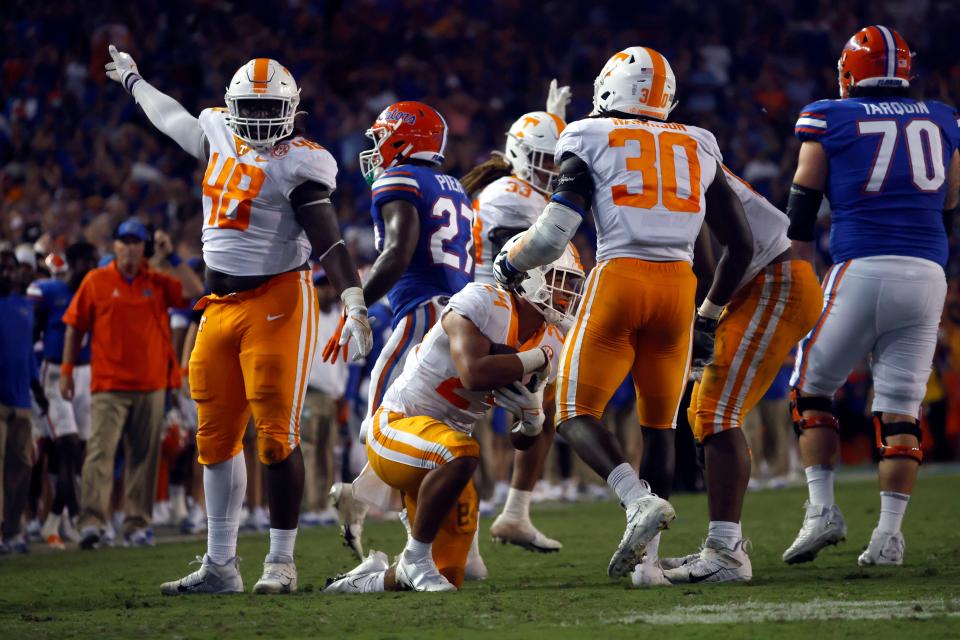 Tennessee linebacker Aaron Beasley (24) recovers the fumble against the Florida during the second quarter of their 2021 game at Ben Hill Griffin Stadium.