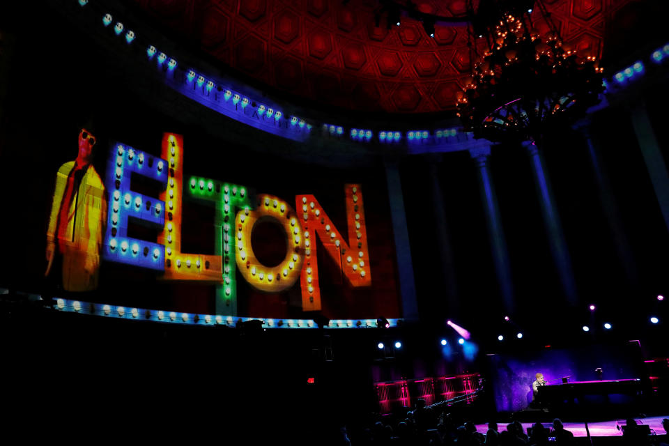 <p>Elton John tritt in der Gotham Hall in Manhattan auf. Zuvor hatte der 70-jährige Musiker angekündigt, sich nach einer dreijährigen Abschiedstour aus dem Live-Geschäft zurückziehen zu wollen. (Bild: Reuters) </p>