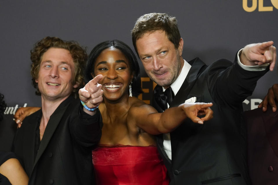 Jeremy Allen White, de izquierda a derecha, Ayo Edebiri, y Ebon Moss-Bachrach posan en la sala de prensa con el premio a la mejor serie de televisión musical o de comedia por "The Bear" en la 81a edición de los Globos de Oro el domingo 7 de enero de 2024, en el Hotel Beverly Hilton en Beverly Hills, California. (Foto AP/Chris Pizzello)