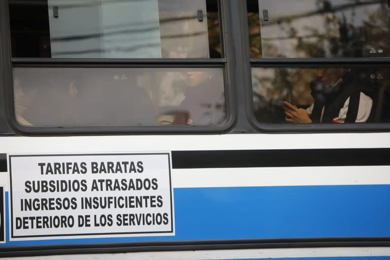 El Gobierno dispuso un aumento en el boleto mínimo de colectivo para reducir el porcentaje subsidiado en la tarifa, pero aún no entraron en vigencia los nuevos valores 