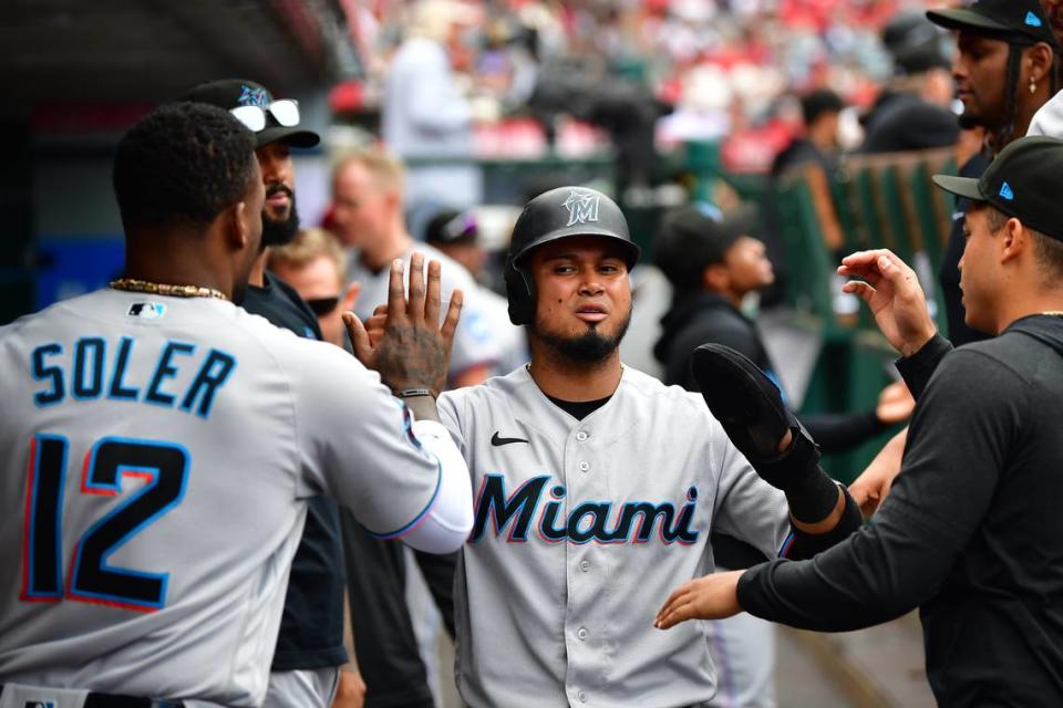 El segunda base venezolano de los Marlins Luis Arráez es felicitado por sus compañeros de equipo tras anotar una carrera en el sexto inning del partido ante los Angelinos, celebrado el 28 de mayo de 2023 en Los Angeles.