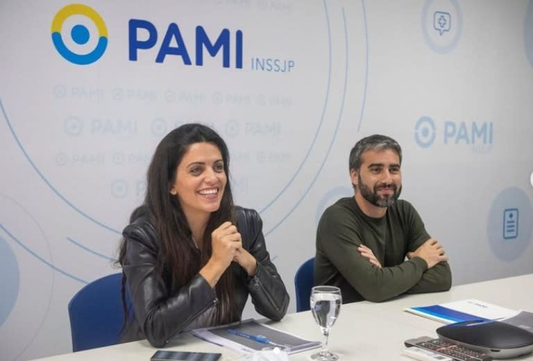 Luana Volnovich y Martín Rodríguez, en un acto de gestión en el PAMI; pasaron juntos sus vacaciones en el Caribe