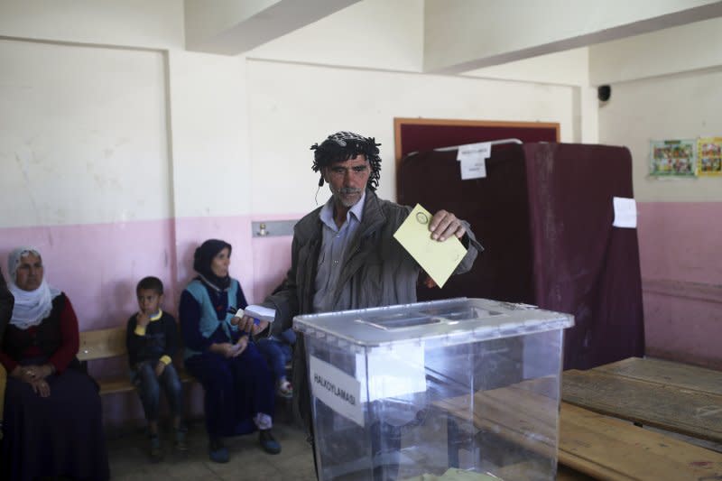 土耳其修憲公投在當地時間16日上午7時至下午5時舉行，全國設有16萬多個投開票所。（美聯社）